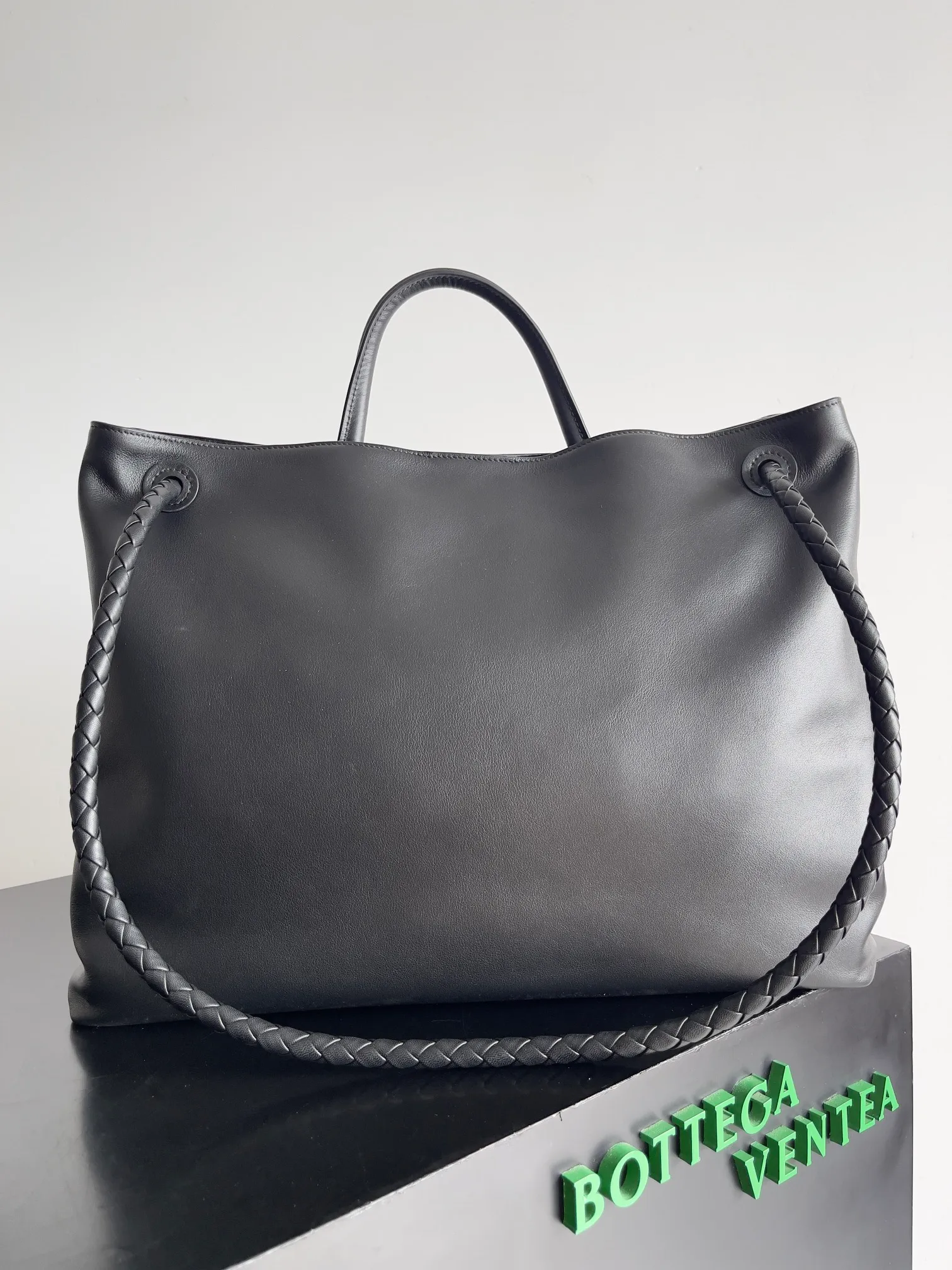 Batch 2960 BV The all-leather Andiamo is new, a very casual splayed buckle bag, which also means that its weight is very light, which greatly reduces our burden when going out for shopping. It can be carried cross-body, hand-held, or carried under the armpit. Taking into account the different backpacking habits of people, the simple design brings us more inspiration. Matched with various keychains and dolls, it will become the finishing touch in the outfit. Medieval style and modern style can also be perfectly blended🫧🫧 Style number: 709683 Size: 42*35*18cm